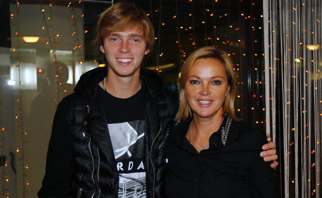 Мама Андрея Рублева: "Верим и знаем, что скоро мы сможем выступать под нашим флагом и гимном" Мама Андрея Рублева: "Верим и знаем, что скоро мы сможем выступать под нашим флагом и гимном"