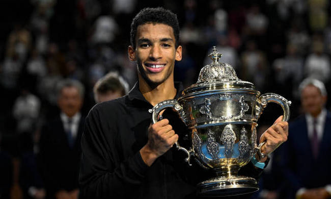 Базель. Оже-Альяссим третью неделю подряд берёт титул ATP Базель. Оже-Альяссим третью неделю подряд берёт титул ATP