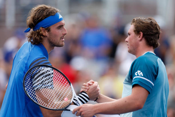 US Open. Циципас в пяти сетах проиграл теннисисту из квалификации, Джокович легко выиграл свой второй матч на турнире
