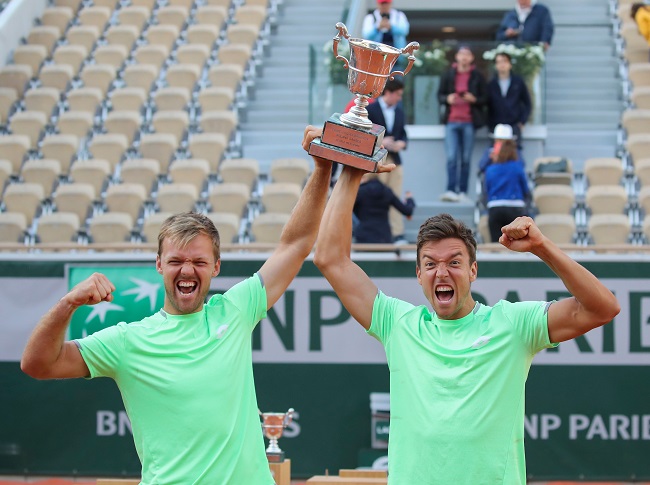 Чемпион Ролан Гаррос работает в магазине во время паузы в сезоне