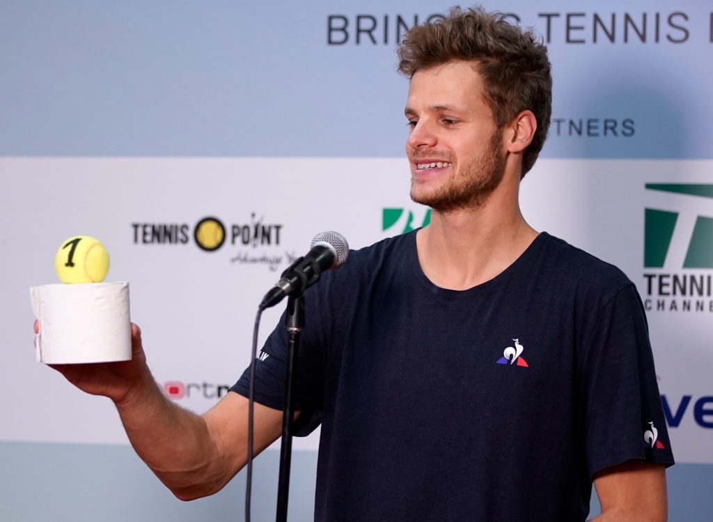 Чемпион выставочного турнира получил в качестве приза туалетную бумагу