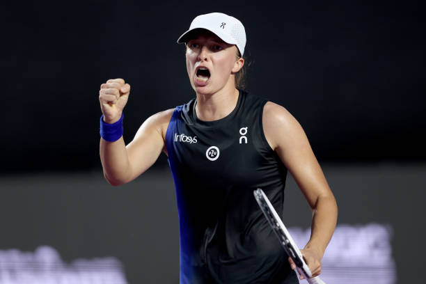 WTA Finals. Швёнтек в матче против Гауфф оформила 22-ю "баранку" в сезоне, Жабер впервые в сезоне победила Вондроушову