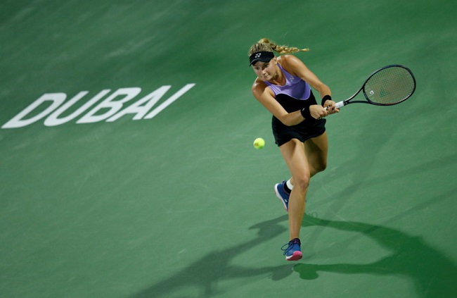 Дубай. Ястремская зачехляет ракетку после матча с Мугурусой Дубай. Ястремская зачехляет ракетку после матча с Мугурусой