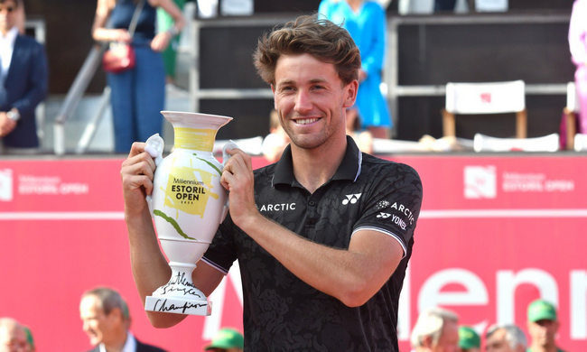 Эшторил. Рууд выиграл свой десятый одиночный трофей в карьере Эшторил. Рууд выиграл свой десятый одиночный трофей в карьере