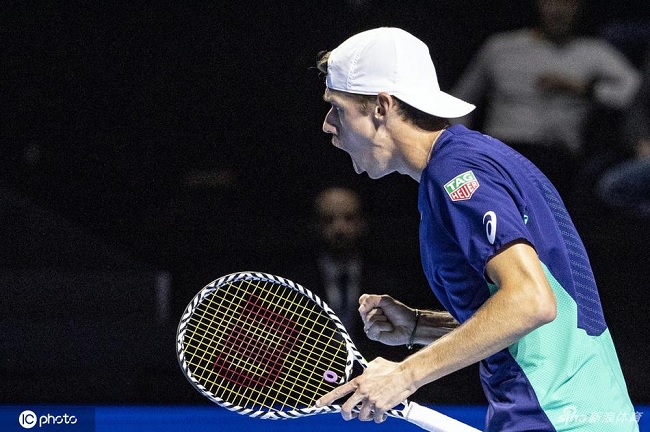 Базель. Де Минор вышел в полуфинал, Циципас сыграет с Федерером Базель. Де Минор вышел в полуфинал, Циципас сыграет с Федерером