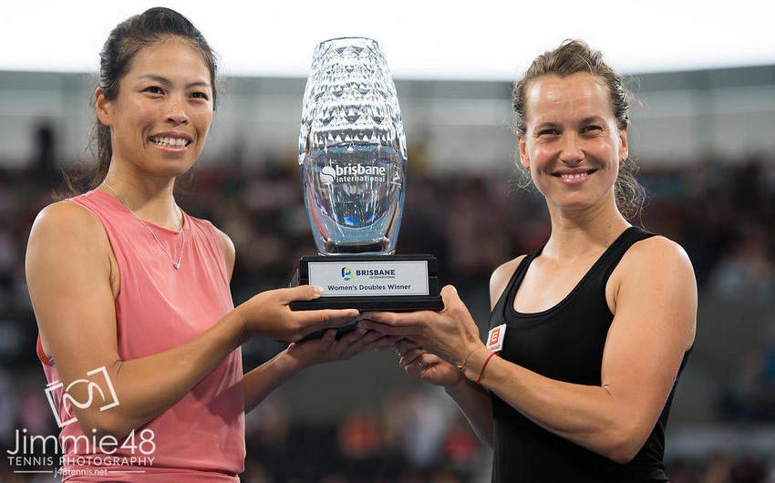 Се и Стрыцова победили в Брисбене, Возняцки и Уильямс не смогли выиграть титул в Окленде