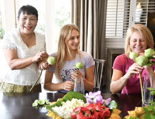 Козлова и Ястремская побывали на мастер-классе у флориста Козлова и Ястремская побывали на мастер-классе у флориста