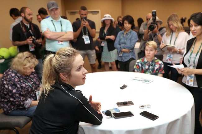 Элина Свитолина: "Наблюдать за матчем с трибуны гораздо труднее, чем быть на корте" Элина Свитолина: "Наблюдать за матчем с трибуны гораздо труднее, чем быть на корте"