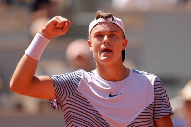 Ролан Гаррос. Этчеверри и Ярри впервые сыграют в четвертом круге "мэйджора", Руне и Рууд продолжают борьбу за титул