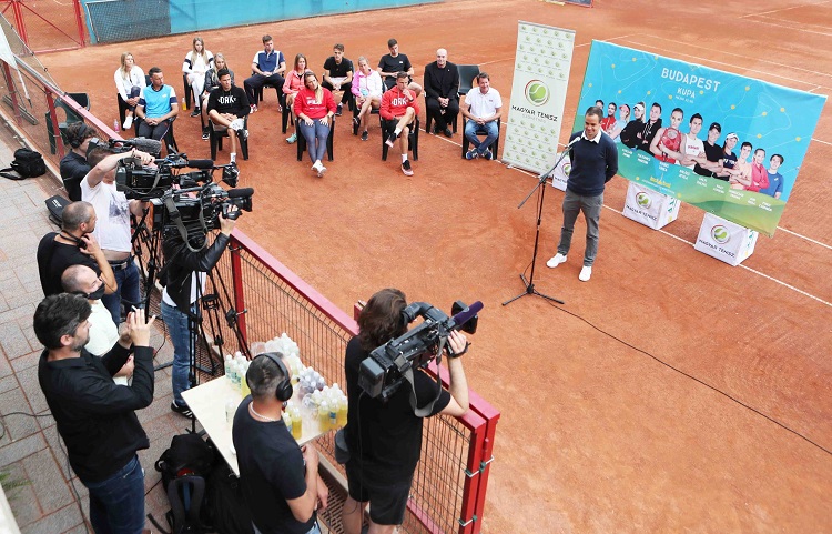 Сергей Стаховский на пресс-конференции участников выставочного турнира в Будапеште