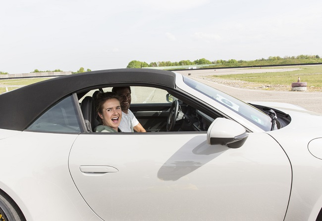 Свитолина прокатилась на автомобиле, который получит чемпионка турнира в Штутгарте (ВИДЕО)
