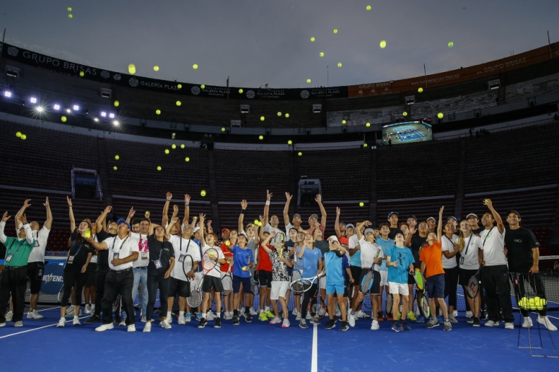 Федерер и Зверев собрали рекордное количество зрителей на теннисном матче