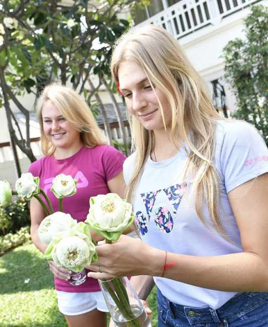 Козлова и Ястремская побывали на мастер-классе у флориста Козлова и Ястремская побывали на мастер-классе у флориста