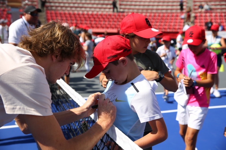 Федерер и Зверев собрали рекордное количество зрителей на теннисном матче