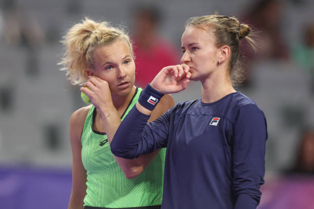 WTA Finals. Крейчикова и Синякова продолжили победную серию и вышли в полуфинал, Гауфф и Пегула проиграли второй матч подряд WTA Finals. Крейчикова и Синякова продолжили победную серию и вышли в полуфинал, Гауфф и Пегула проиграли второй матч подряд