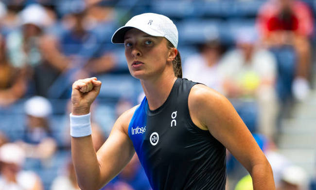 US Open. Швёнтек начала защиту титула, Саккари покидает турнир, Бенчич и Мухова вышли во второй круг