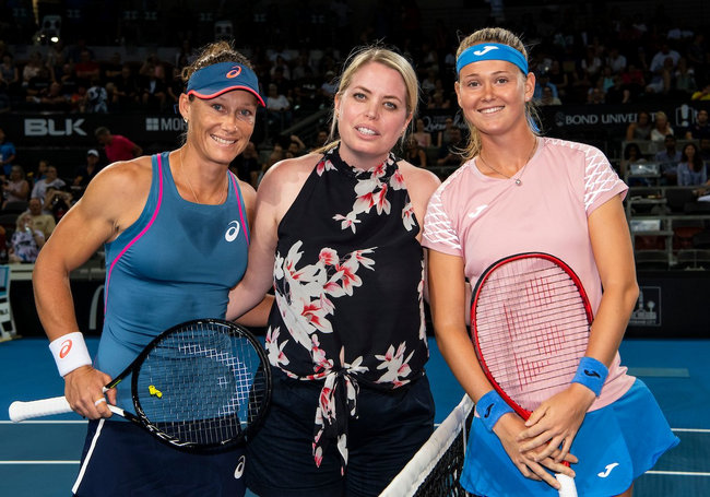 Брисбен. Уверенный старт Векич и Контавейт, Боузкова и Стосур завершили матч в новогоднюю ночь  Брисбен. Уверенный старт Векич и Контавейт, Боузкова и Стосур завершили матч в новогоднюю ночь