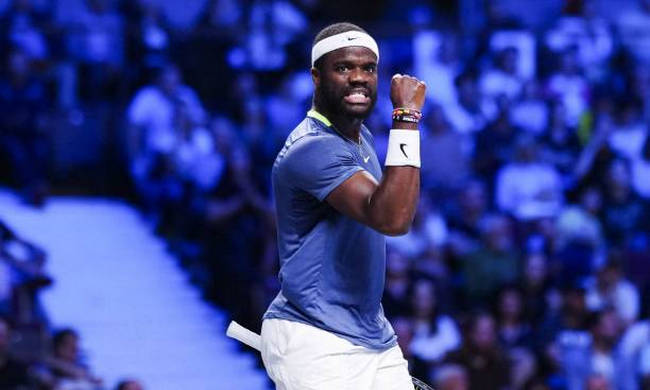 Вена. Циципас совершил камбэк в матче против Махача, Тиафо остановил Монфиса и вышел в 1/4 финала