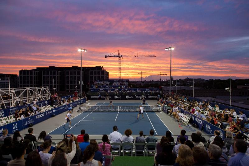 Костюк празднует победу вместе с командой в благотворительном матче в США