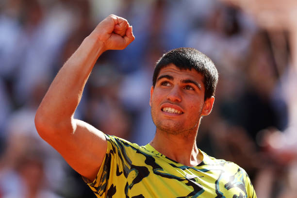 Мадрид. Именинник Алькарас выиграл десятый матч подряд и вновь будет бороться за титул на домашнем "Мастерсе" Мадрид. Именинник Алькарас выиграл десятый матч подряд и вновь будет бороться за титул на домашнем "Мастерсе"