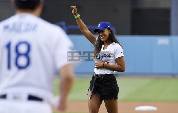 Наоми Осака сделала первый бросок в бейсбольном дерби Лос-Анджелеса (ВИДЕО)