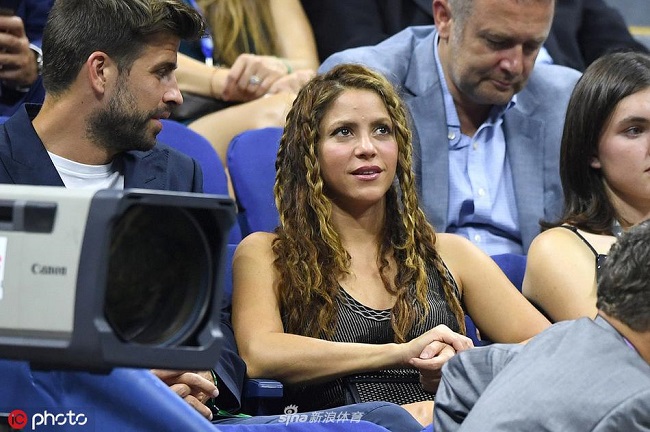 Пике в компании Шакиры представил обновленный Кубок Дэвиса