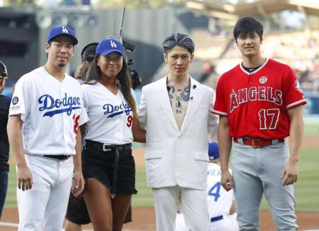 Наоми Осака сделала первый бросок в бейсбольном дерби Лос-Анджелеса (ВИДЕО)