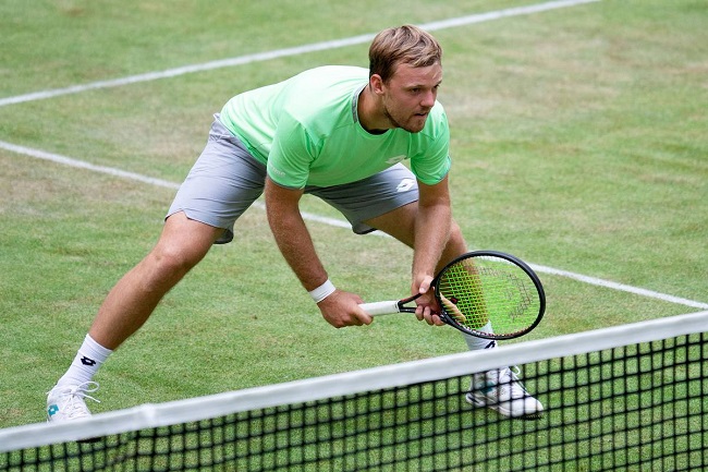 Чемпион Ролан Гаррос работает в магазине во время паузы в сезоне