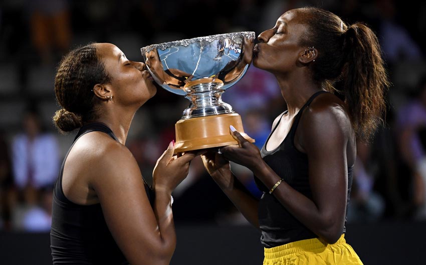 Се и Стрыцова победили в Брисбене, Возняцки и Уильямс не смогли выиграть титул в Окленде